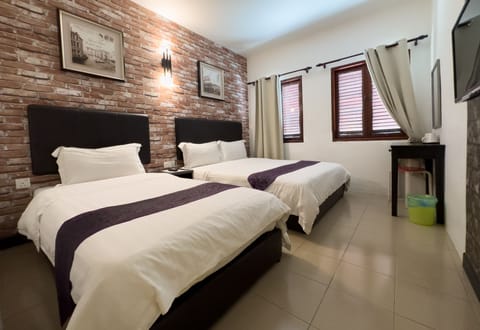 Triple Room With Window | Desk, free WiFi