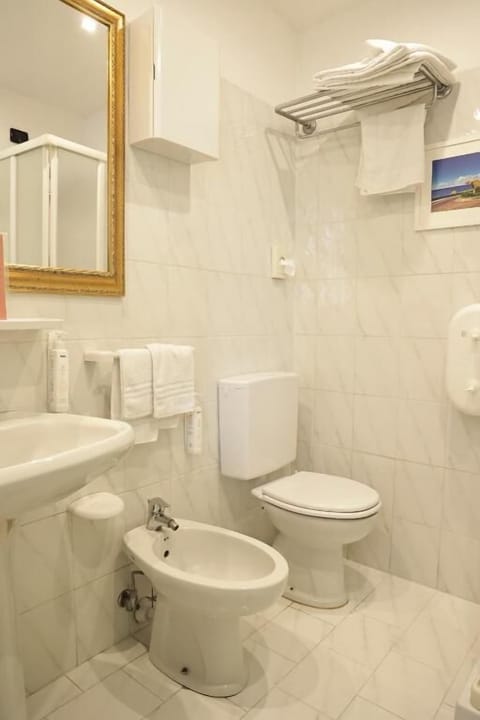 Standard Triple Room | Bathroom | Shower, free toiletries, hair dryer, bidet