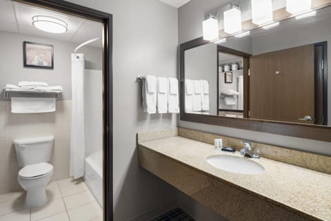 Room, 1 King Bed, Non Smoking (Full Kitchenette) | Bathroom | Combined shower/tub, free toiletries, hair dryer, towels