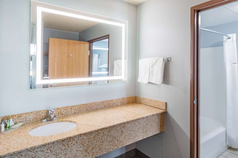 Combined shower/tub, hair dryer, towels