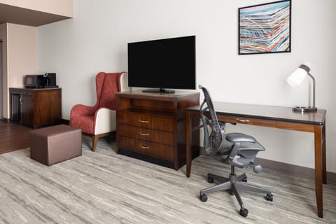 Premium bedding, in-room safe, desk, free cribs/infant beds