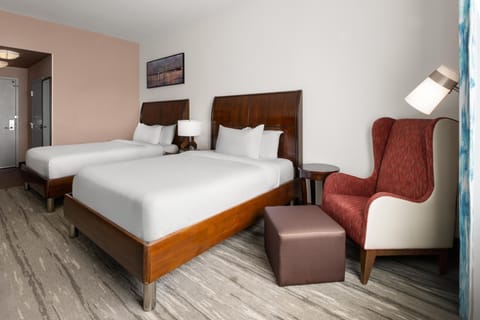 Premium bedding, in-room safe, desk, free cribs/infant beds