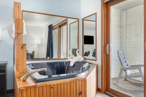 Traditional Room, 1 King Bed, Hot Tub, Lake View | Private spa tub