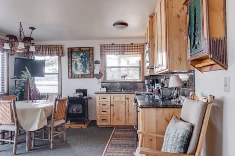 Oven, stovetop, coffee/tea maker, cookware/dishes/utensils