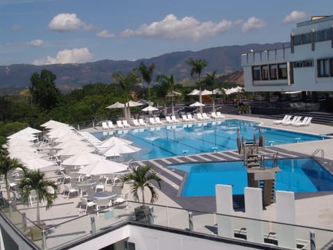 2 outdoor pools