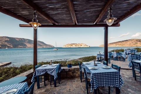 3 restaurants; breakfast, lunch, and dinner served