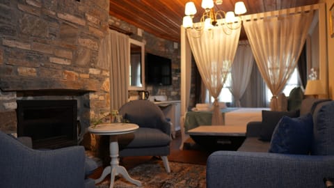 Deluxe Room | 1 bedroom, in-room safe, desk, laptop workspace