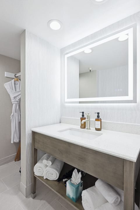 Free toiletries, hair dryer, bathrobes, towels