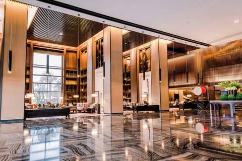 2 bars/lounges