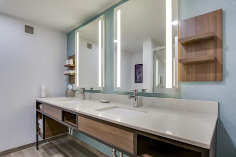 Deluxe Room, 1 King Bed, Non Smoking | Bathroom | Shower, free toiletries, hair dryer, towels