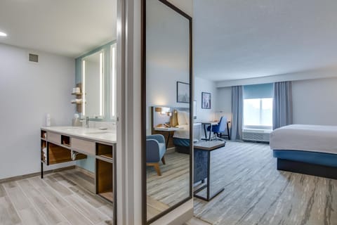 Deluxe Room, 1 King Bed, Non Smoking | Bathroom | Shower, free toiletries, hair dryer, towels