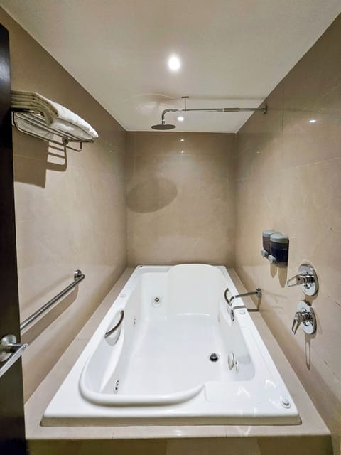 Junior Room | Jetted tub
