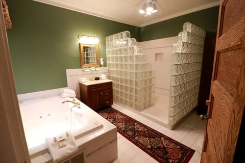 Suite, 1 King Bed, Non Smoking, Jetted Tub (Rose) | Jetted tub