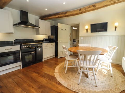 Cottage | Private kitchen | Fridge, dishwasher, electric kettle, toaster