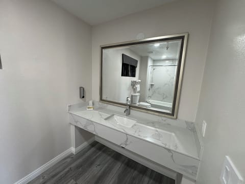 Double Room | Bathroom | Jetted tub, free toiletries, towels, soap