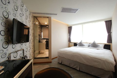 Desk, blackout drapes, free WiFi, bed sheets