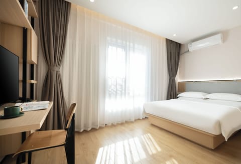 Economy Room | Premium bedding, memory foam beds, free minibar, blackout drapes