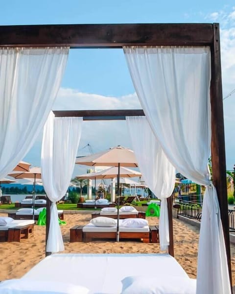 Beach nearby, white sand, beach shuttle, beach bar