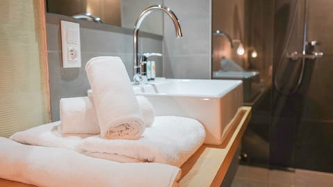 Standard Twin Room | Bathroom sink