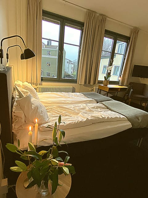 Standard Triple Room | Pillowtop beds, desk, WiFi (free), bed sheets