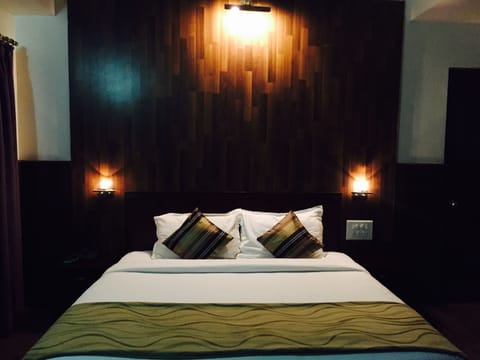 Desk, rollaway beds (surcharge), WiFi (free)