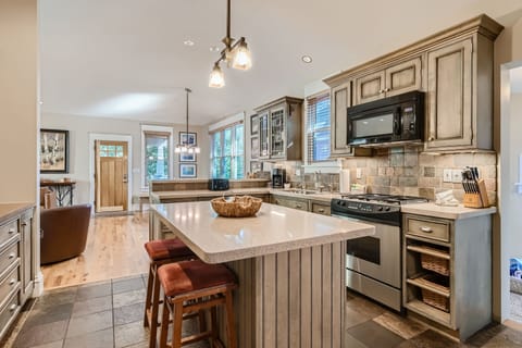 House, 4 Bedrooms | Private kitchen | Coffee/tea maker, fridge, oven, toaster