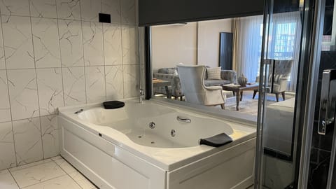 Exclusive Room | Bathroom | Shower, rainfall showerhead, free toiletries, hair dryer