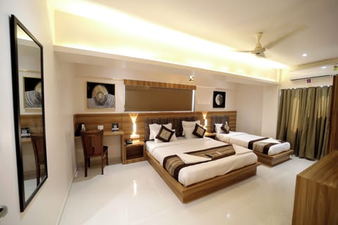 Executive Triple Room | Premium bedding, memory foam beds, in-room safe, individually furnished