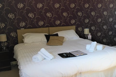 Double Room (Ilfracombe) | Individually decorated, individually furnished, desk, blackout drapes