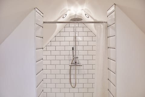 House | 3 bedrooms, desk