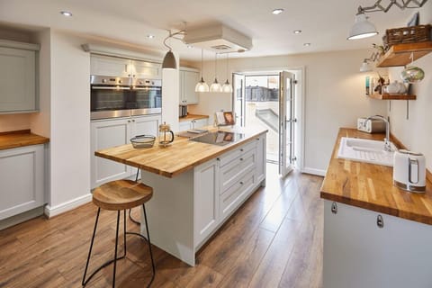 House | 6 bedrooms, desk