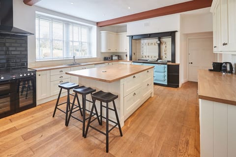 House | 7 bedrooms, desk