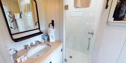 Camp Hut | Bathroom | Combined shower/tub, free toiletries, hair dryer, towels