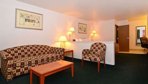 Suite, 1 King Bed with Sofa bed | Iron/ironing board, free WiFi, bed sheets, alarm clocks