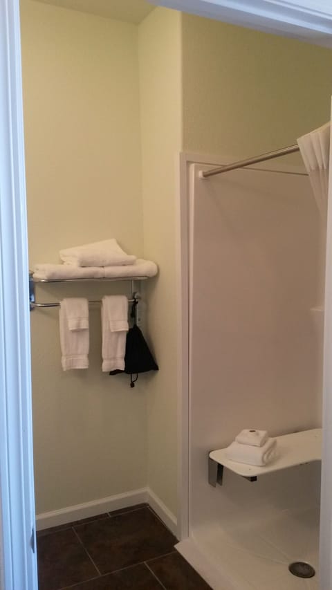 Standard Double Room | Bathroom | Free toiletries, towels