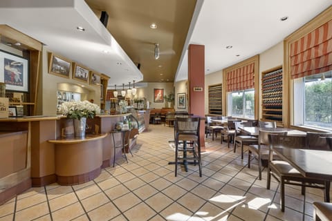 Lunch and dinner served, Italian cuisine