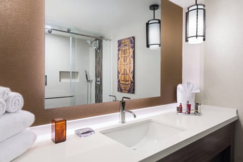 Combined shower/tub, free toiletries, hair dryer, towels