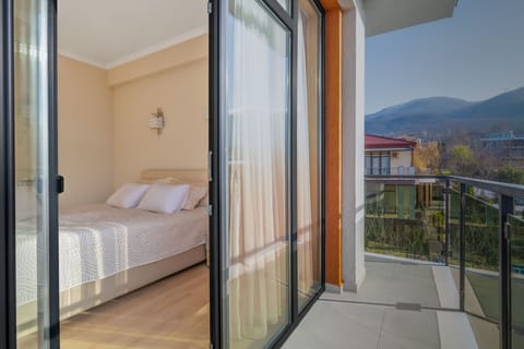 Deluxe Apartment | Desk, blackout drapes, soundproofing, iron/ironing board