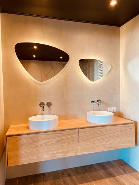 Suite | Bathroom | Eco-friendly toiletries, hair dryer, towels