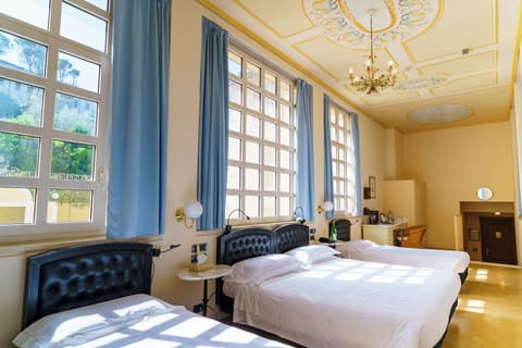 Quadruple Room | Minibar, in-room safe, desk, laptop workspace