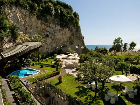 Seasonal outdoor pool, pool umbrellas, sun loungers
