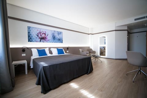 Junior Suite (Executive) | Minibar, in-room safe, desk, rollaway beds