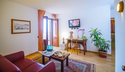 Suite | Living area | TV