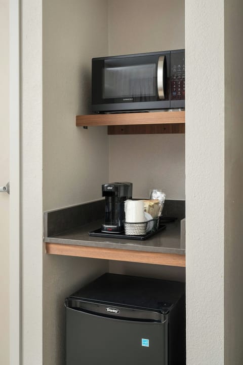 Premium bedding, in-room safe, desk, laptop workspace