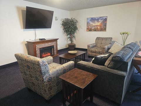 Suite, 1 King Bed with Sofa bed, Non Smoking | Living area | 43-inch TV with cable channels