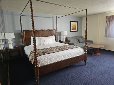 Junior Suite, 1 King Bed, Non Smoking | Desk, free cribs/infant beds, rollaway beds, free WiFi