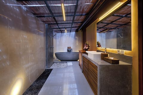 Premier One Bedroom Pool Villa (Free 1x Floating Breakfast or Minibar) | Bathroom | Separate tub and shower, rainfall showerhead, free toiletries