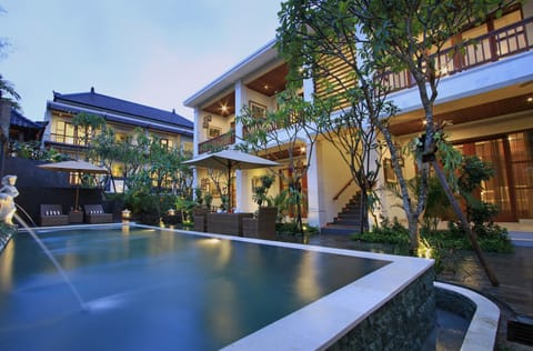 2 outdoor pools