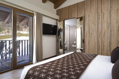 Suite (Signature) | Premium bedding, minibar, in-room safe, desk