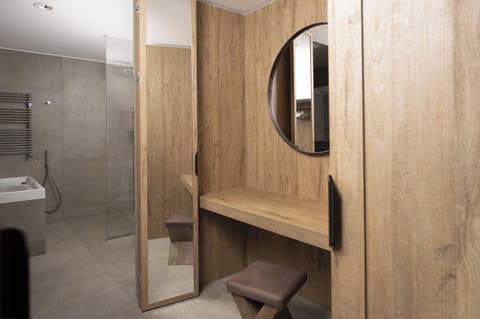 Suite (Signature) | Premium bedding, minibar, in-room safe, desk